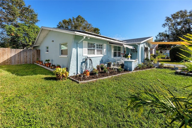 single story home featuring a front lawn