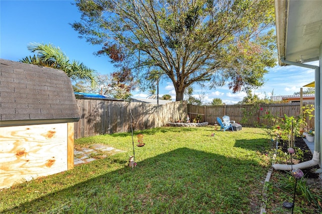 view of yard featuring a storage shed