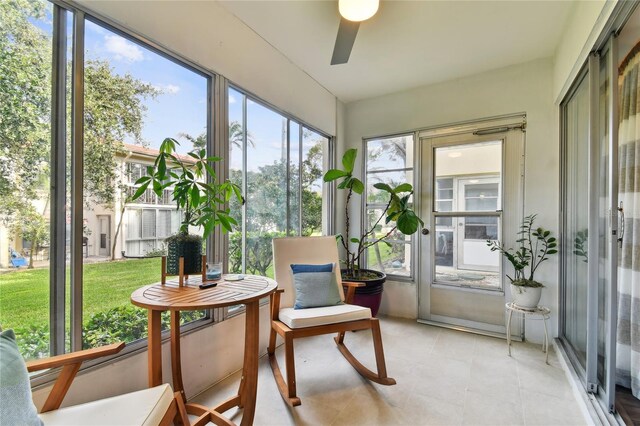 sunroom with ceiling fan