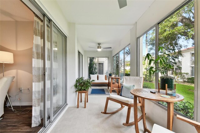 sunroom with ceiling fan