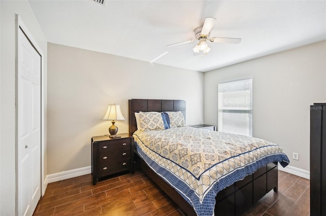 bedroom featuring dark hardwood / wood-style floors, ceiling fan, and a closet