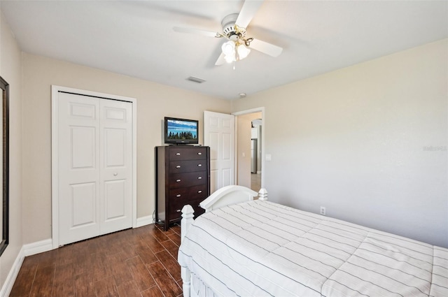 bedroom with ceiling fan, dark hardwood / wood-style floors, and a closet