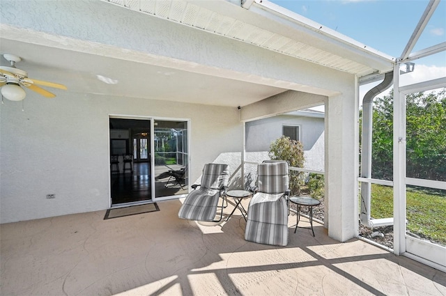 sunroom with ceiling fan