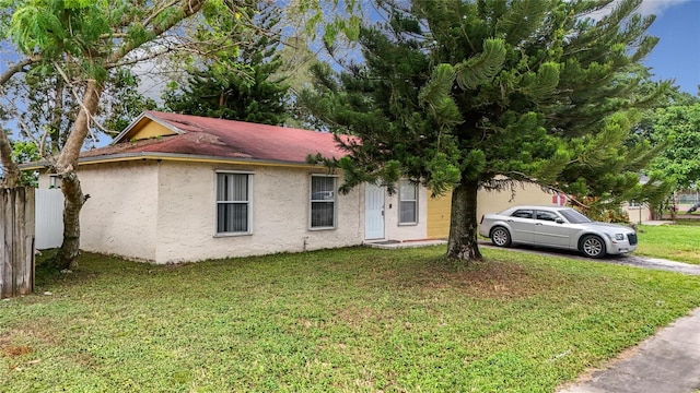 view of front of property with a front lawn