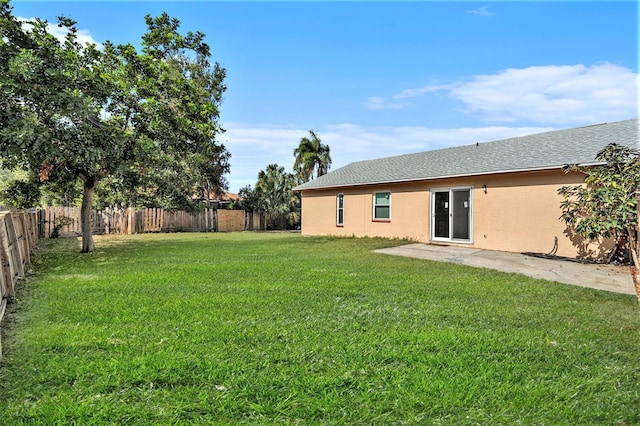 view of yard featuring a patio