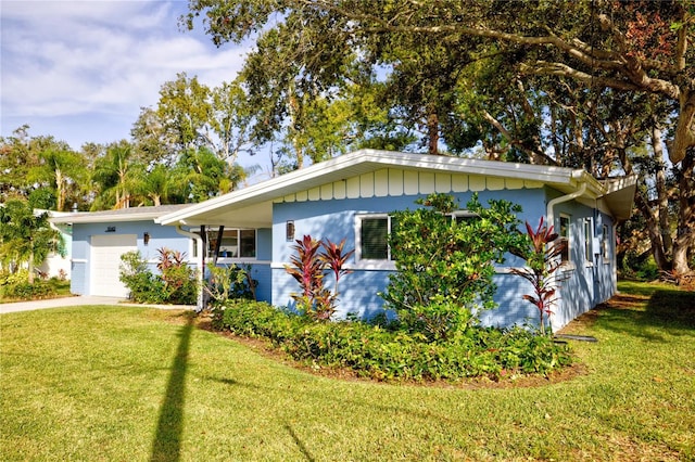 view of front of house with a front lawn and a garage