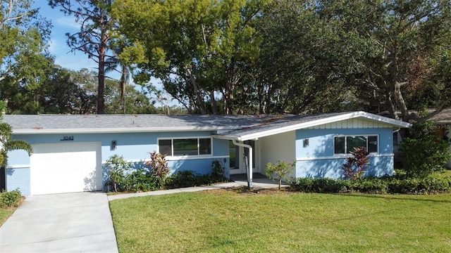 ranch-style house featuring a front lawn and a garage