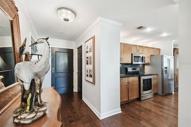 345 Bayshore Blvd Unit 808, Tampa, FL 33606 - kitchen featuring stainless steel appliances, dark wood-style floors, dark countertops, backsplash, and baseboards