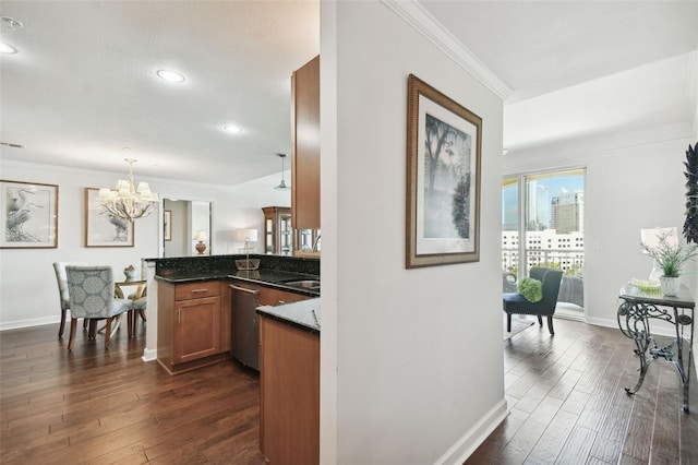 345 Bayshore Blvd Unit 808, Tampa, FL 33606 - bar area featuring dishwasher, baseboards, a chandelier, dark wood-style floors, and ornamental molding