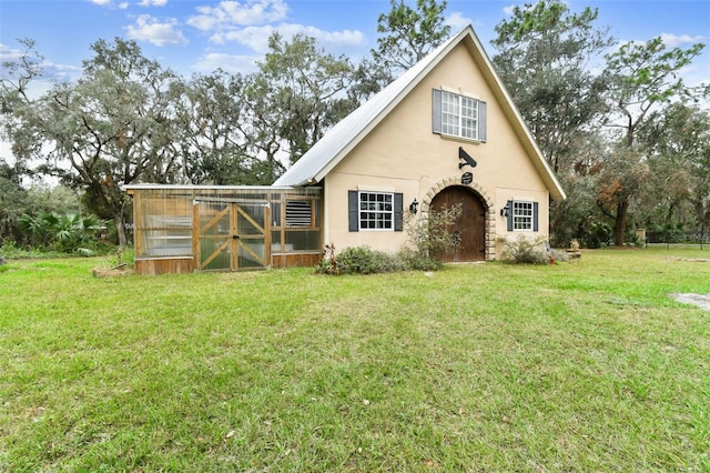 12709 Mannhurst Oak Ln, Lithia, FL 33547 - view of front facade with stucco siding, a front lawn, a greenhouse, and an outbuilding