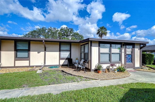 view of front of property with a front lawn