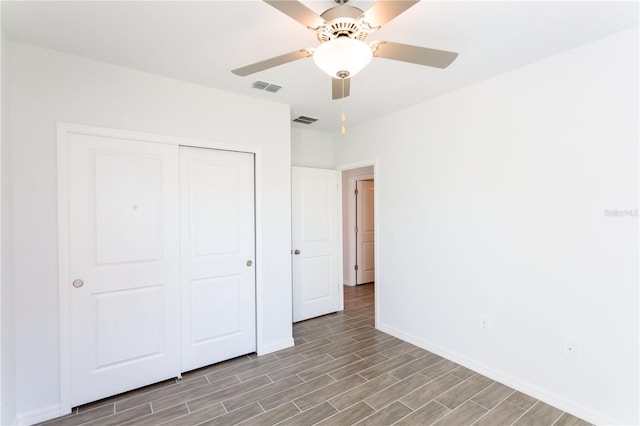 unfurnished bedroom featuring light wood-type flooring, a closet, and ceiling fan