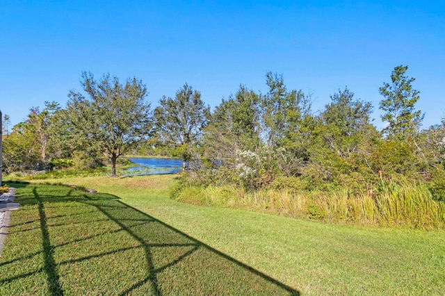 view of yard featuring a water view