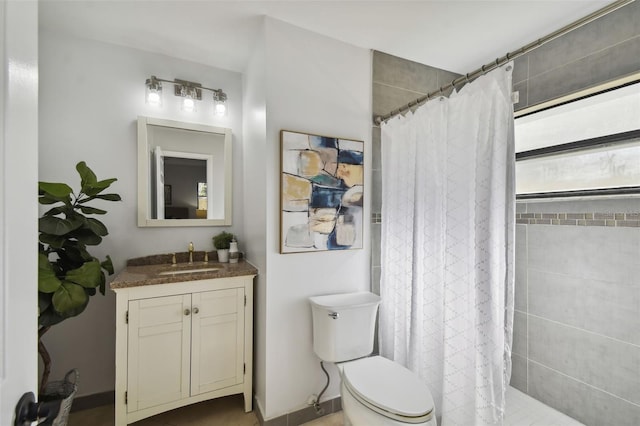 bathroom with a shower with curtain, vanity, and toilet