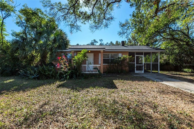 single story home featuring a front lawn