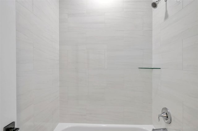 bathroom with tiled shower / bath