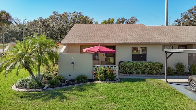 view of front of property featuring a front yard