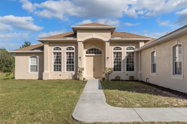 view of front facade featuring a front yard