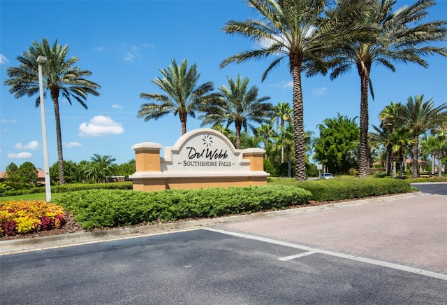 view of community / neighborhood sign