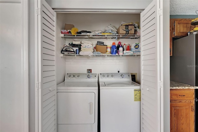 laundry room featuring independent washer and dryer and a textured ceiling