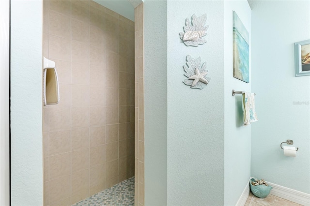 bathroom featuring a tile shower