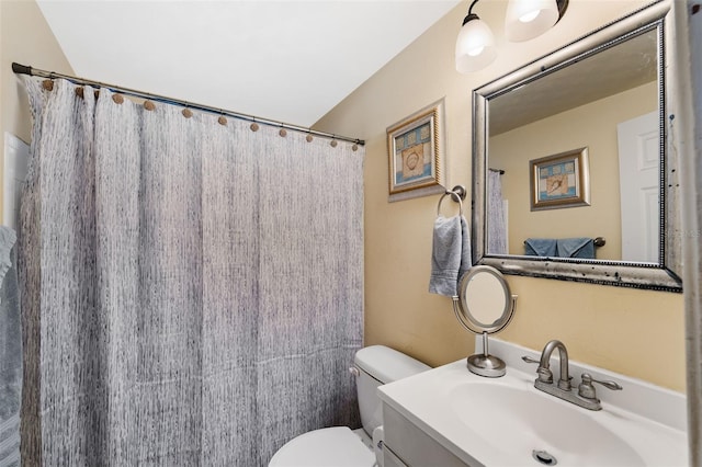 bathroom featuring a shower with curtain, vanity, and toilet