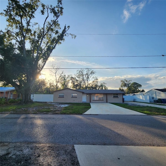 view of front of home featuring a lawn