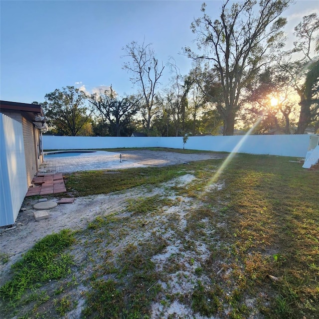 view of yard at dusk