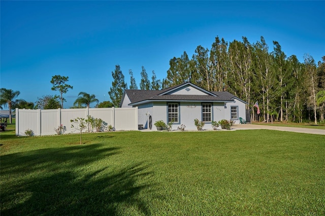 view of front of house featuring a front yard