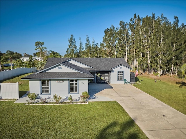 single story home with a front lawn