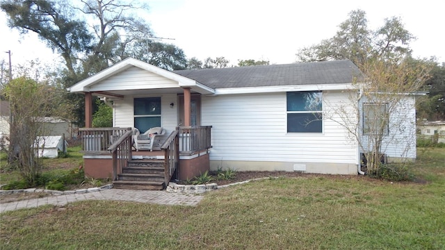 view of front of property featuring a porch and a front yard