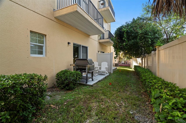 view of yard featuring a patio area