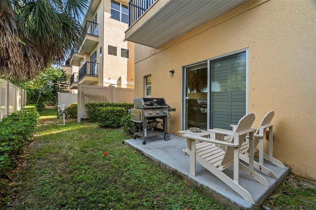 view of yard with a patio area