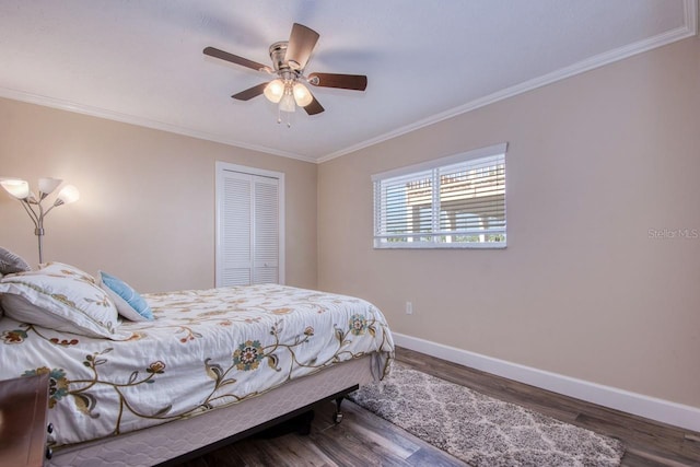 bedroom featuring hardwood / wood-style flooring, ceiling fan, ornamental molding, and a closet