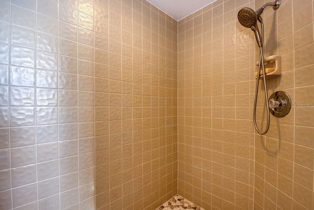 bathroom featuring a tile shower