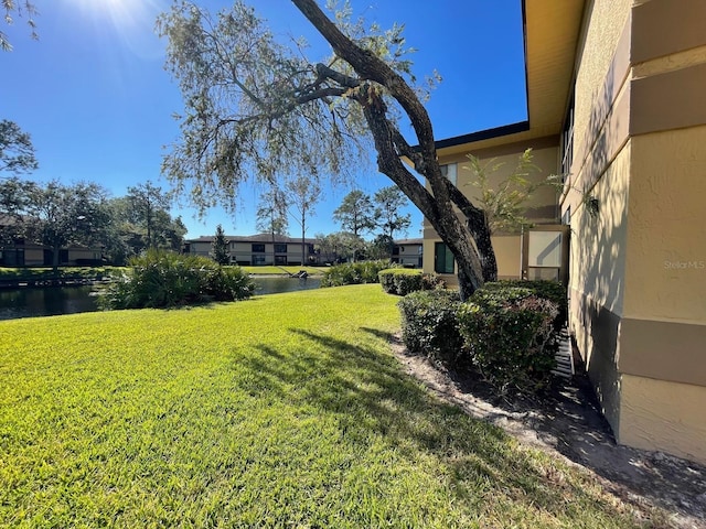 view of yard featuring a water view