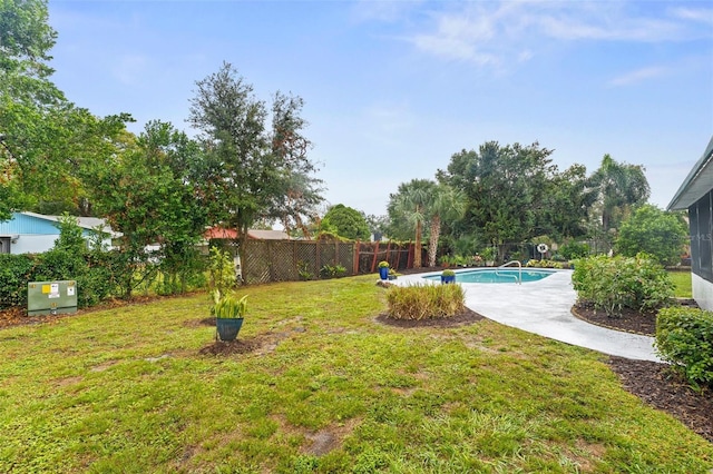 view of yard featuring a fenced in pool