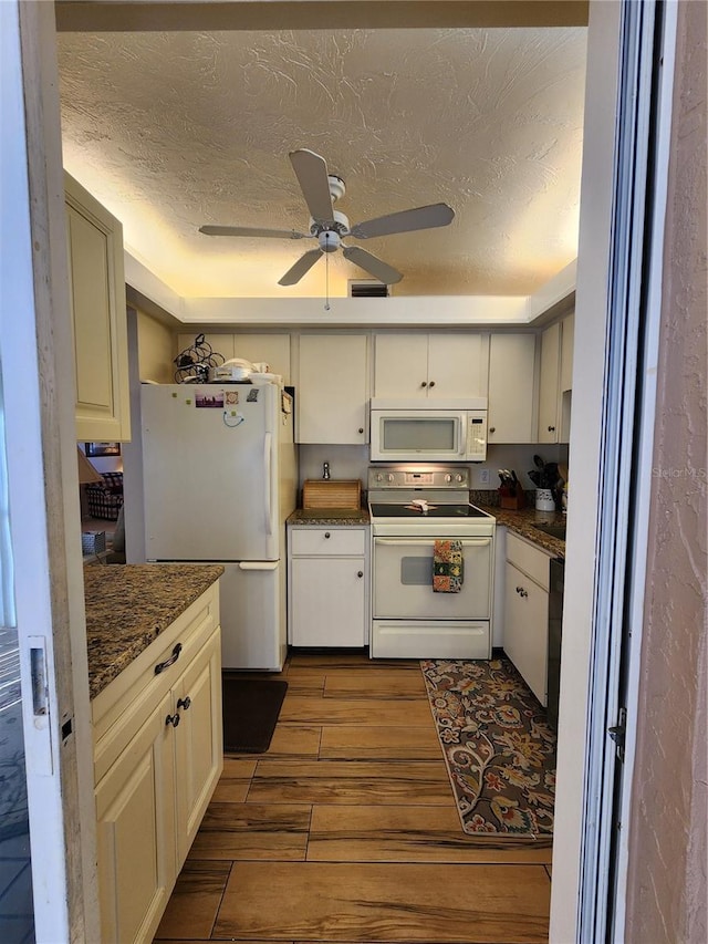 kitchen featuring a textured ceiling, ceiling fan, hardwood / wood-style floors, and white appliances