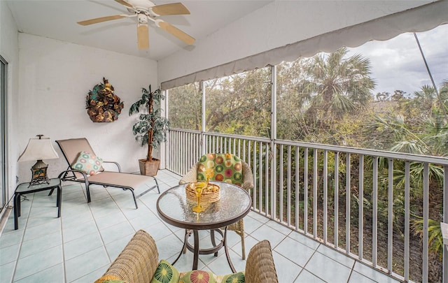 sunroom with ceiling fan