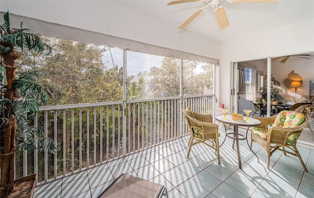 sunroom with ceiling fan