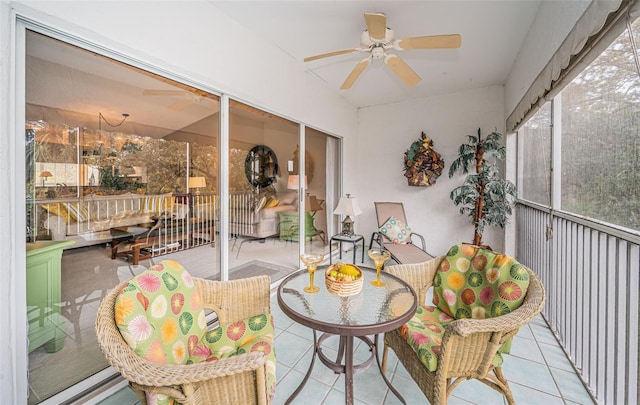 sunroom with ceiling fan