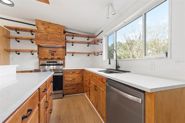 kitchen featuring crown molding, sink, light hardwood / wood-style floors, and appliances with stainless steel finishes