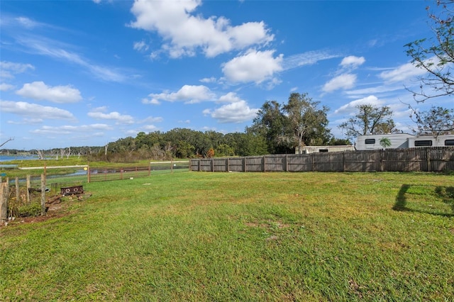 view of yard featuring a rural view