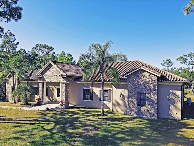 view of front facade with a front yard