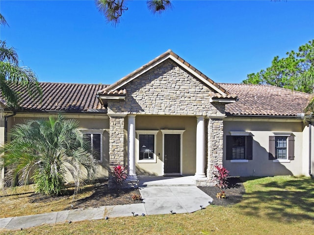 view of front of property featuring a front lawn