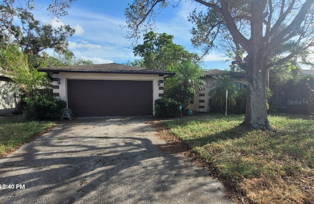 view of front facade featuring a garage