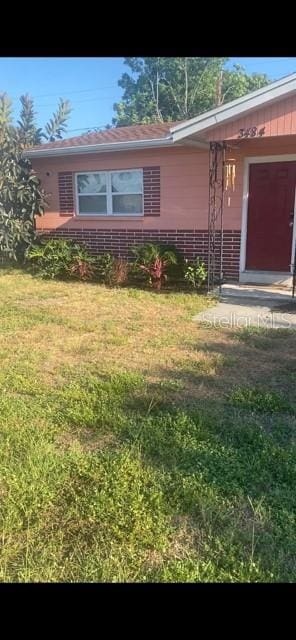 ranch-style home featuring a front lawn