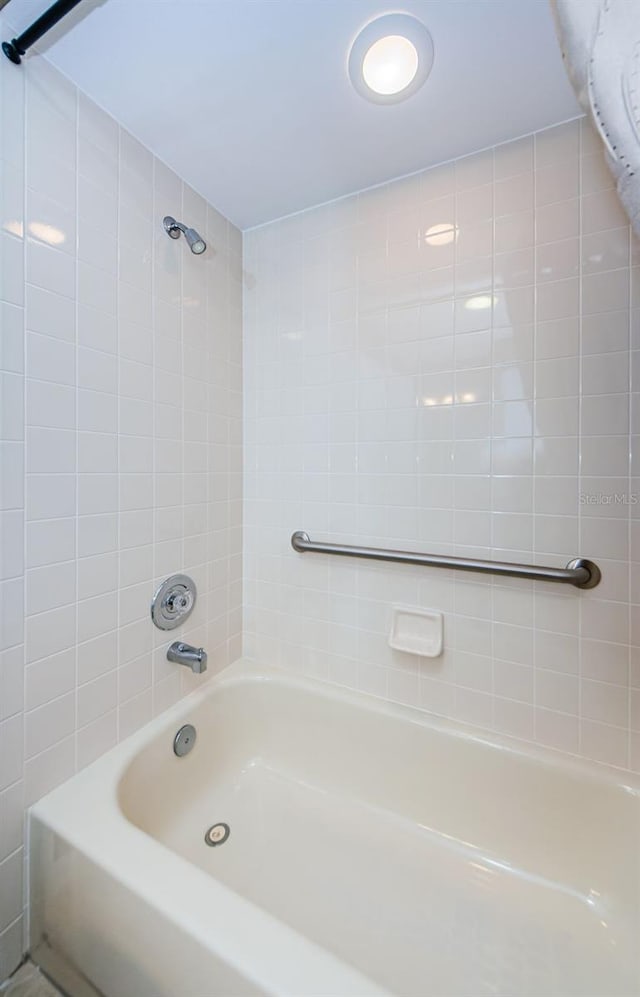 bathroom featuring tiled shower / bath combo