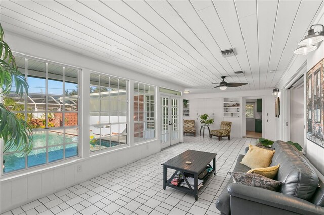 sunroom with ceiling fan