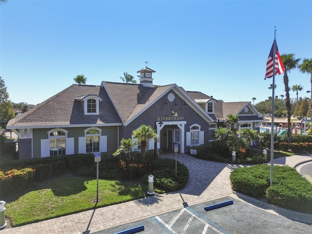 view of front of home featuring a front lawn